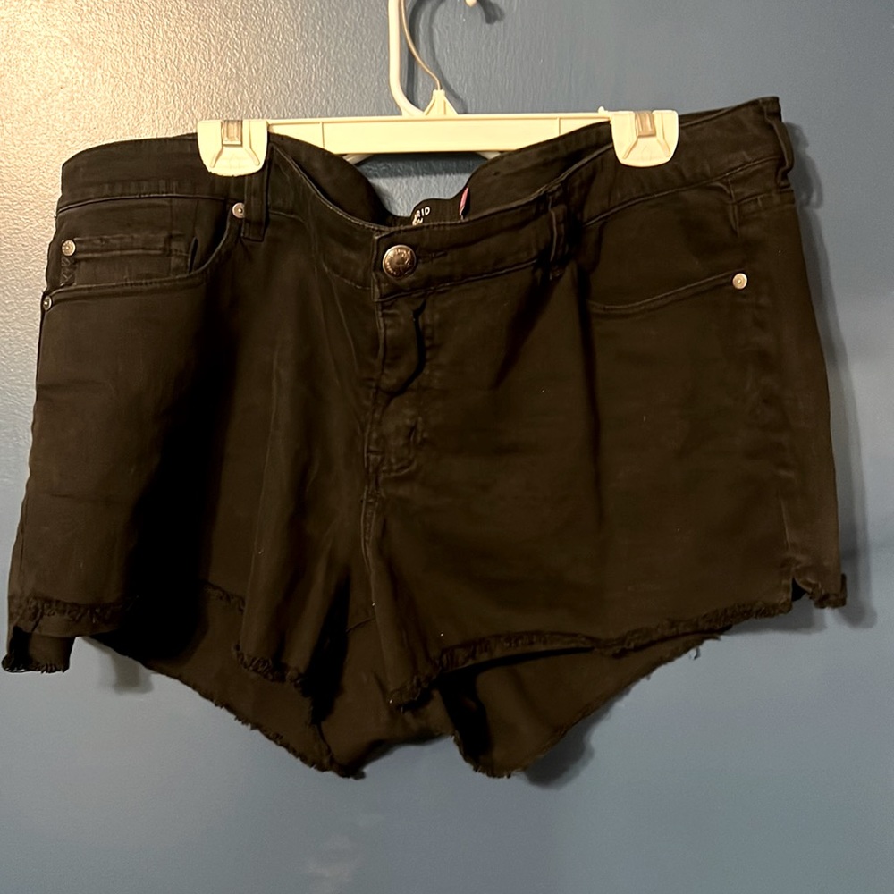 Torrid black frayed hem denim shorts size 24
